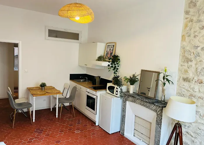 Studio En Plein Coeur Du Vieil Antibes, Vue Sur Place Romantique