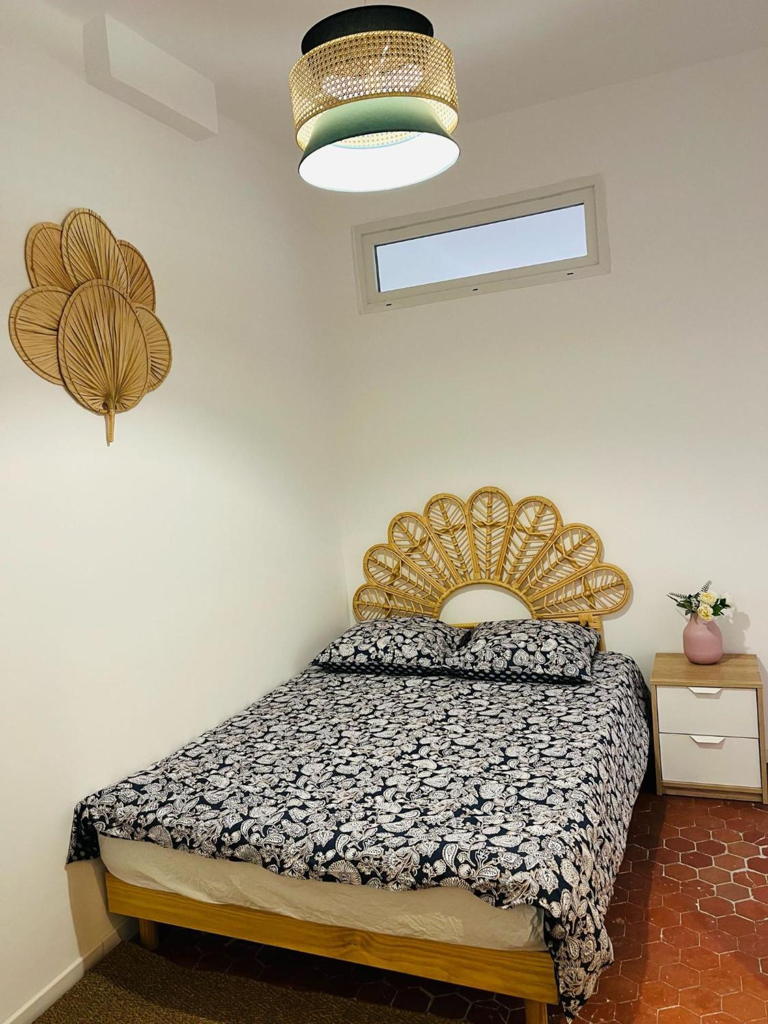 Appartement En Plein Coeur Du Vieil Antibes, Vue Sur Place Romantique