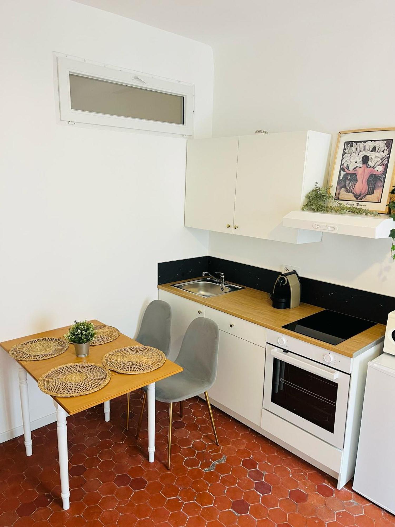 Appartement En Plein Coeur Du Vieil Antibes, Vue Sur Place Romantique Antibes