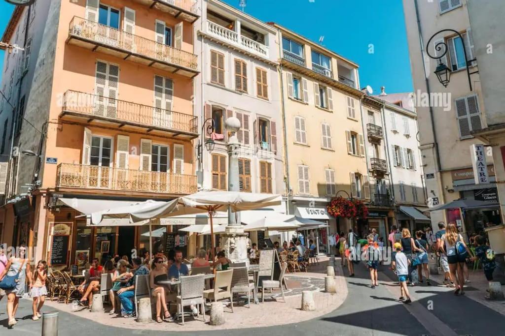 Appartamento En Plein Coeur Du Vieil Antibes, Vue Sur Place Romantique Antibes