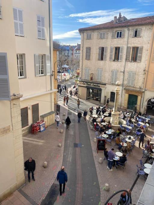 En Plein Coeur Du Vieil Antibes, Vue Sur Place Romantique Appartement *