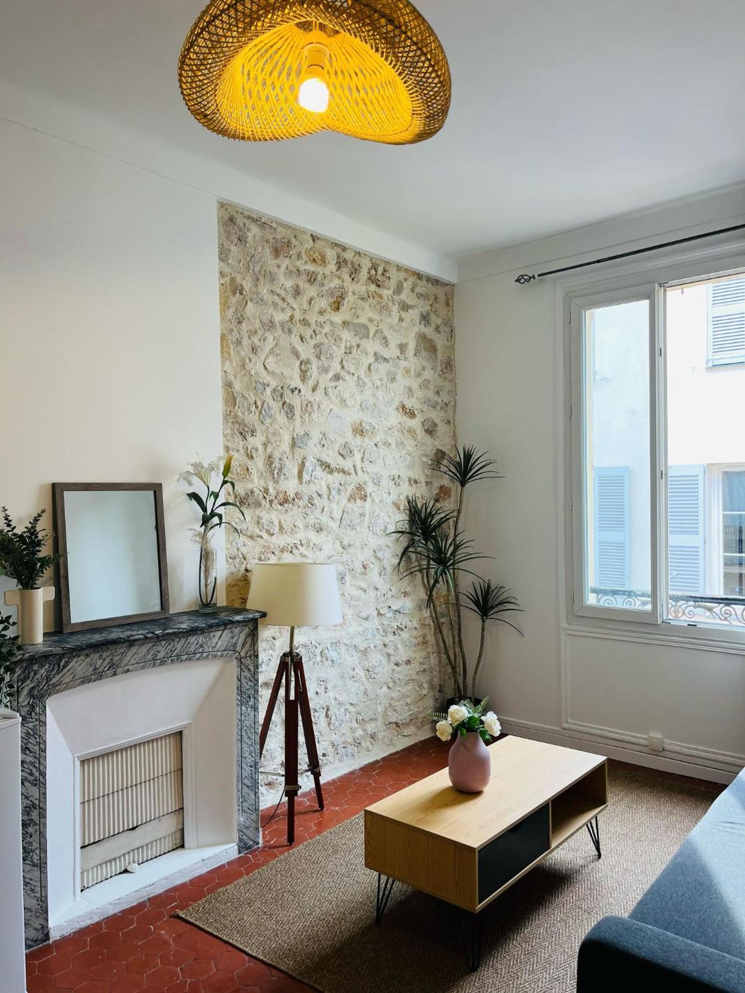 Appartement En Plein Coeur Du Vieil Antibes, Vue Sur Place Romantique *